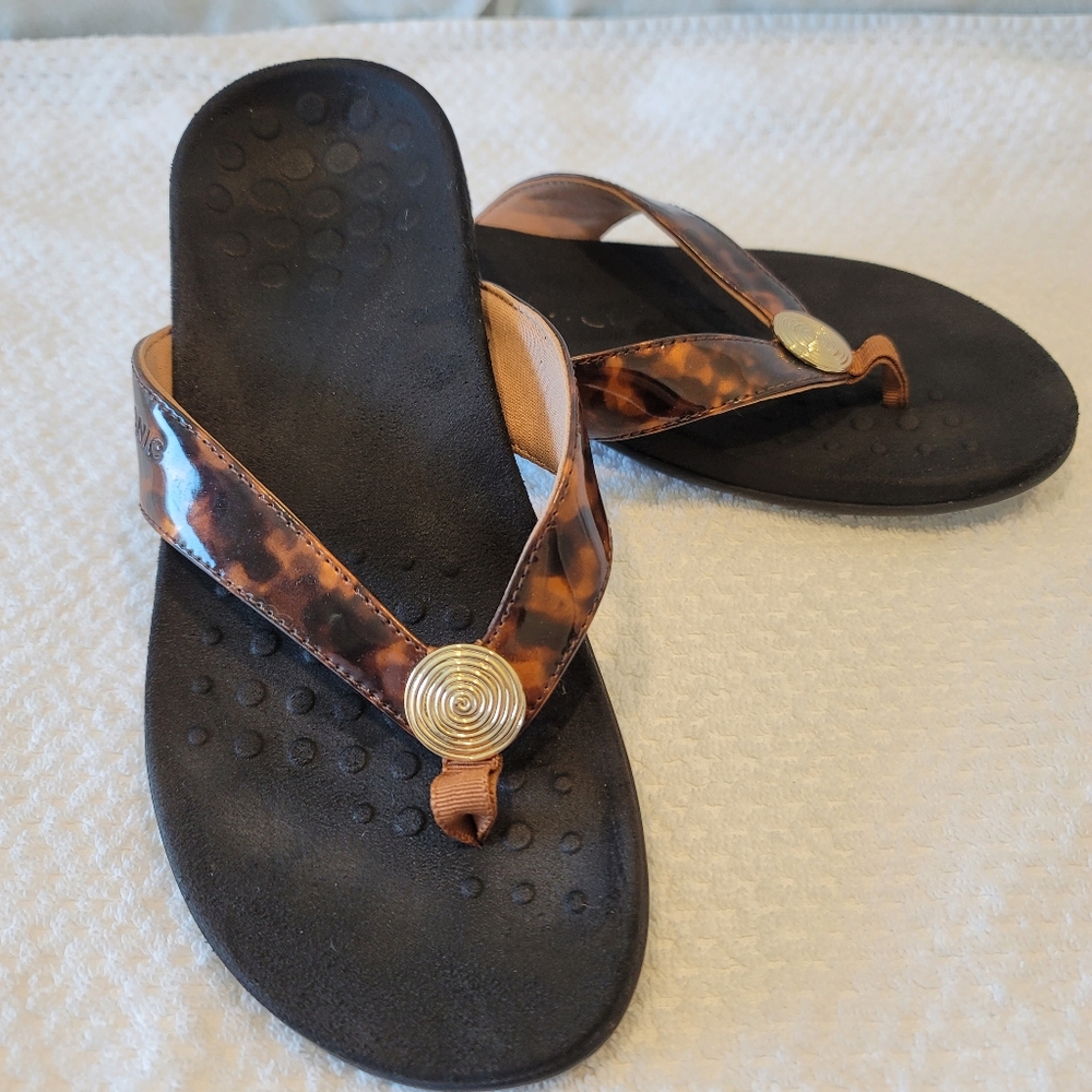 Vionic Hilda flip flops - tortoise shell pattern - women's size 7.5